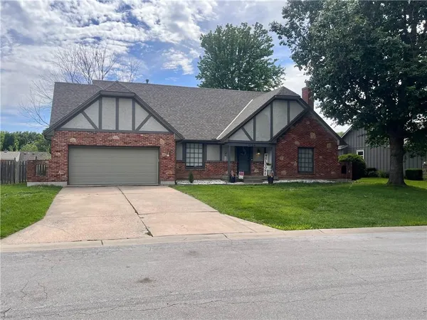 $319,999 | 1526 Northeast Florence Avenue, Lee's Summit, MO 64086