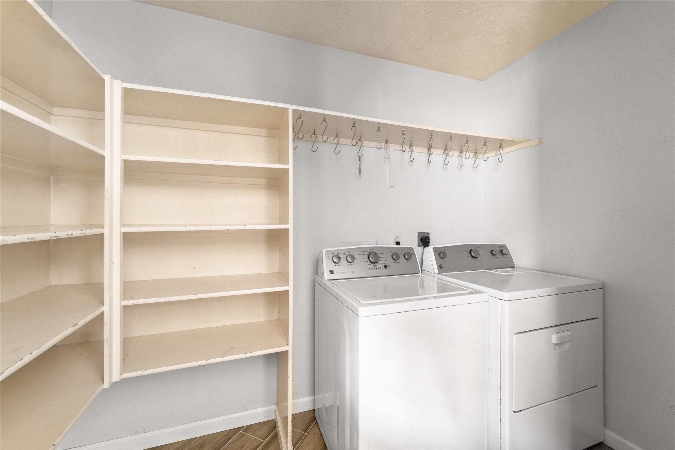 11959 Swords Creek Road Houston, TX 77067 - Photo 13 of 30 Washer & Dryer are included
