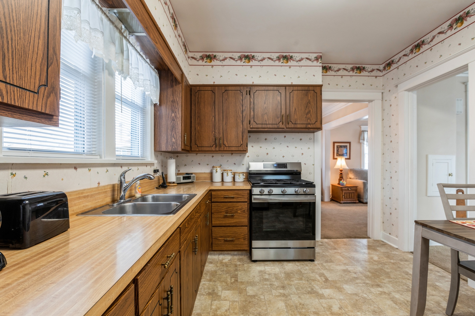 570 Center Street Elgin, IL 60120 - Photo 9 of 19 Gallery Image 9