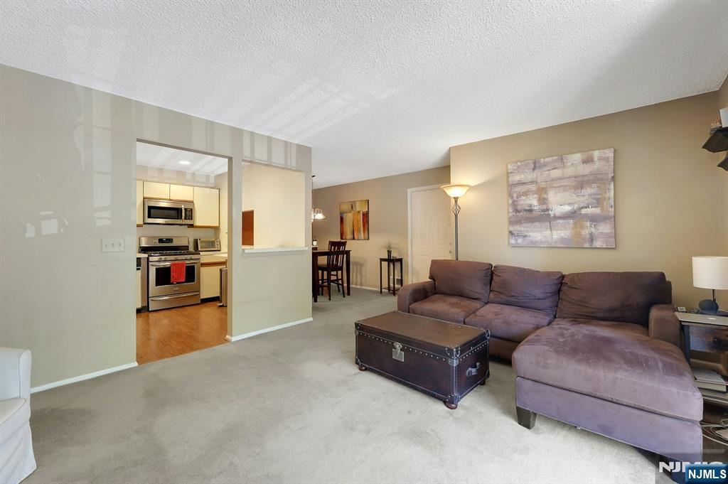 601 Lilac Lane Mahwah, NJ 07430 - Photo 13 of 30