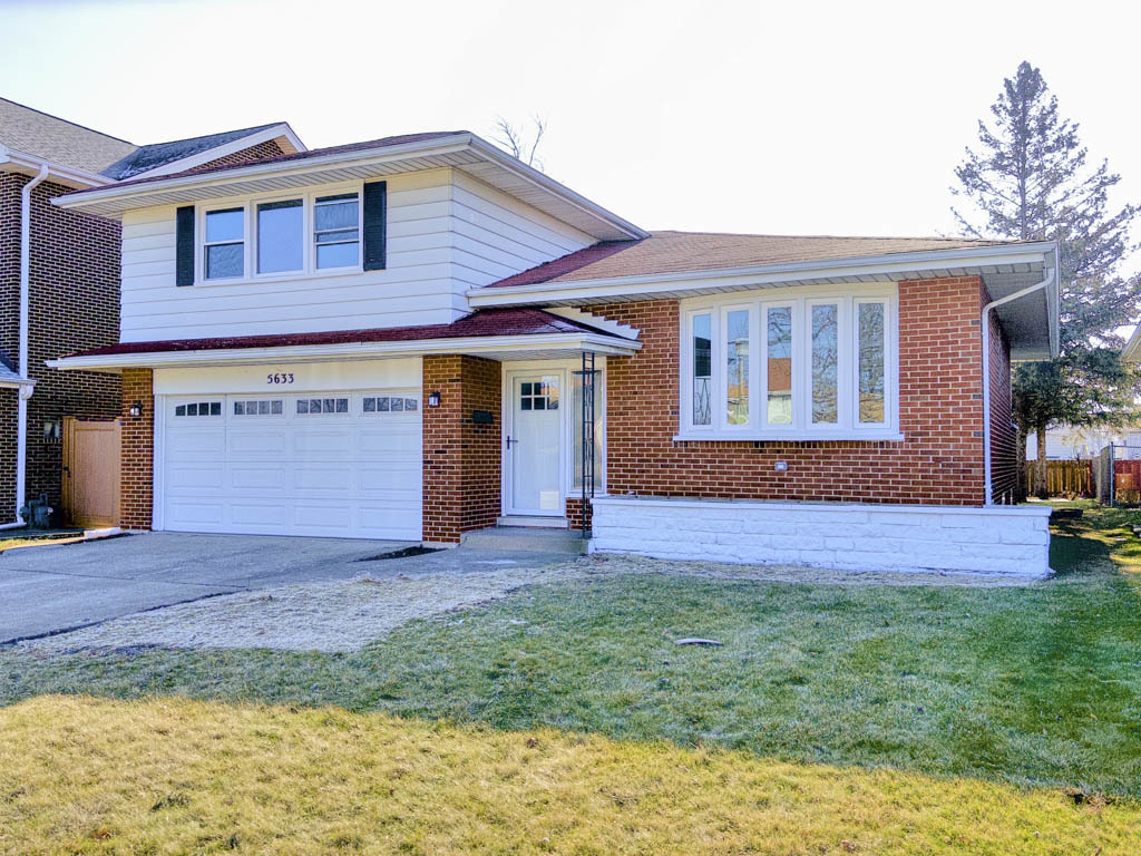 5633 Murray Drive Berkeley, IL 60163 - Photo 1 of 17 a view of front of a house with a yard