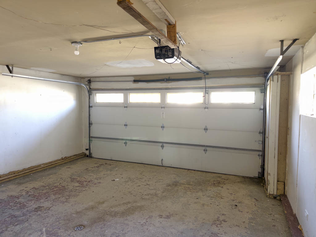 5633 Murray Drive Berkeley, IL 60163 - Photo 17 of 17 a view of a garage