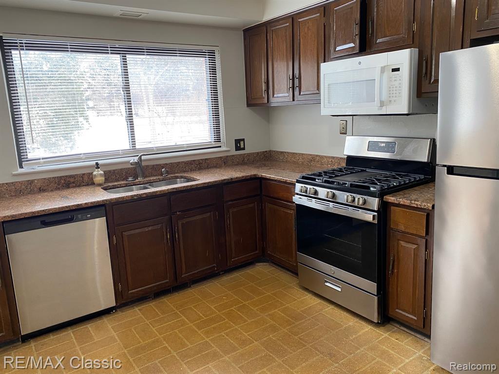 112 East Hickory Grove Road Bloomfield Hills, MI 48304 - Photo 9 of 19