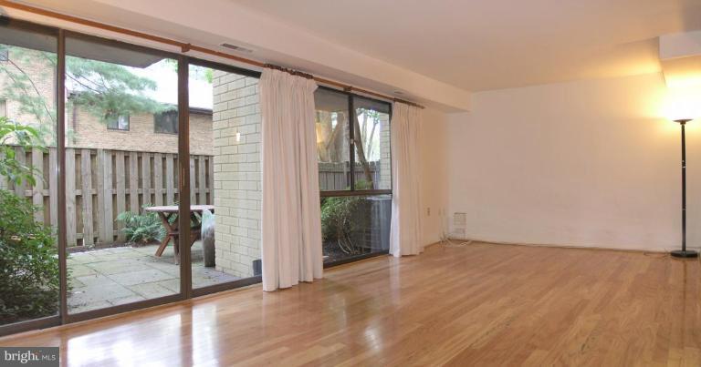 11122 Saffold Way Reston, VA 20190 - Photo 15 of 30 Living Room