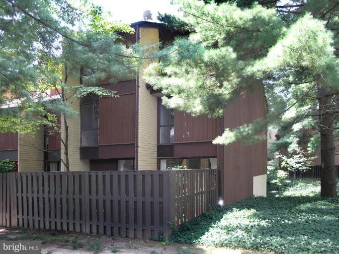 11122 Saffold Way Reston, VA 20190 - Photo 3 of 30 Exterior (Rear)
