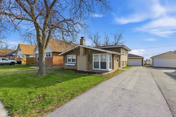 a view of a yard in front of house