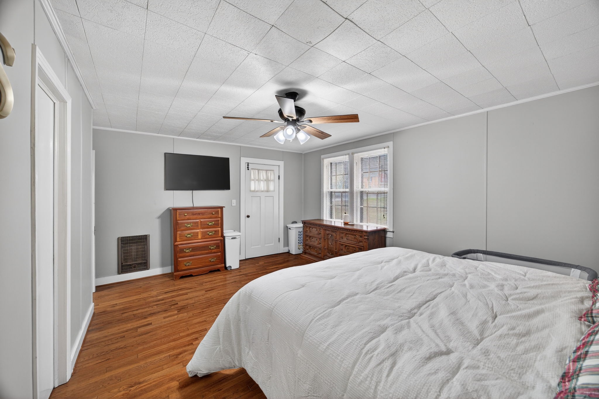 233 Buffalo Valley Road Baxter, TN 38544 - Photo 13 of 34 a bedroom with a bed and a flat screen tv