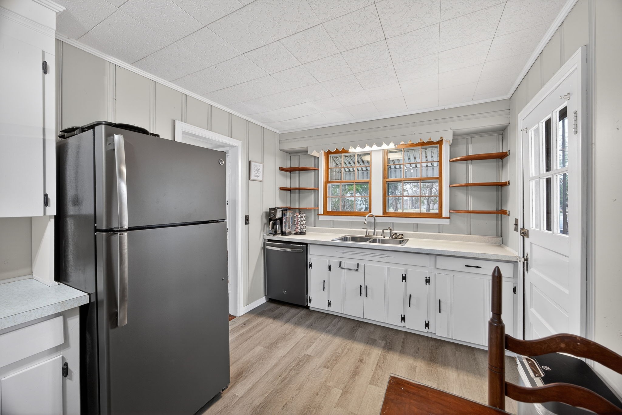 233 Buffalo Valley Road Baxter, TN 38544 - Photo 7 of 34 a kitchen with granite countertop a refrigerator and a stove top oven