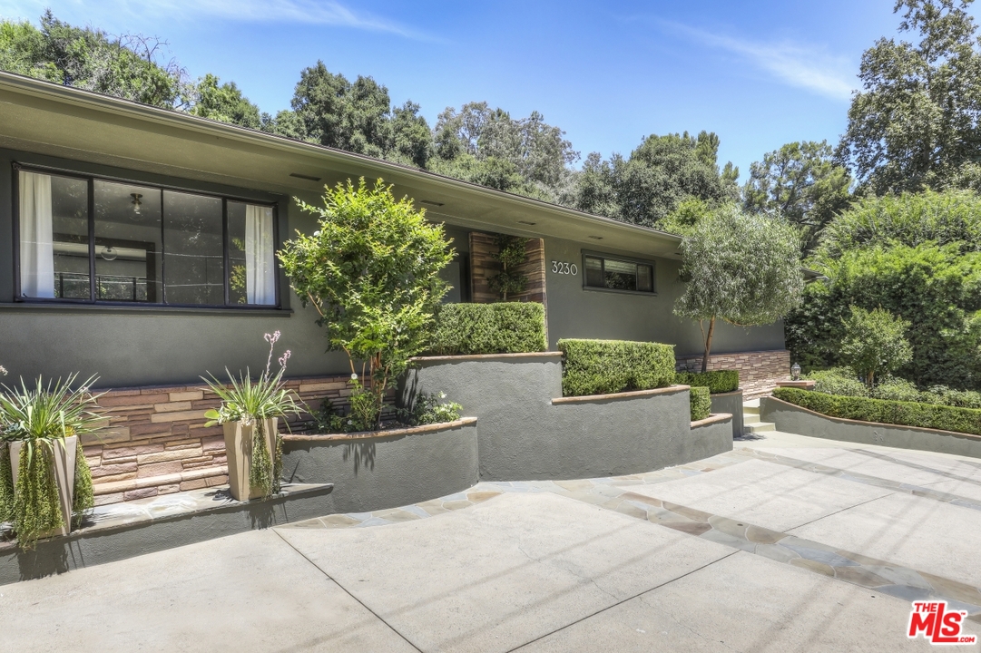 3230 Oakdell Road Studio City, CA 91604 - Photo 3 of 30