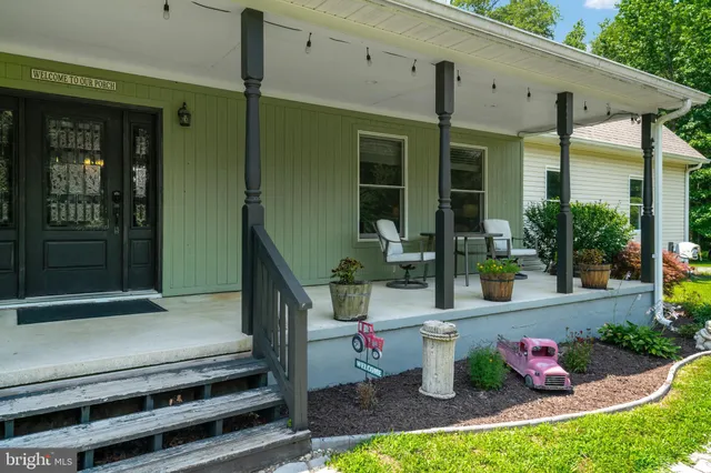 a view of a livingroom with furniture and a ceiling fan