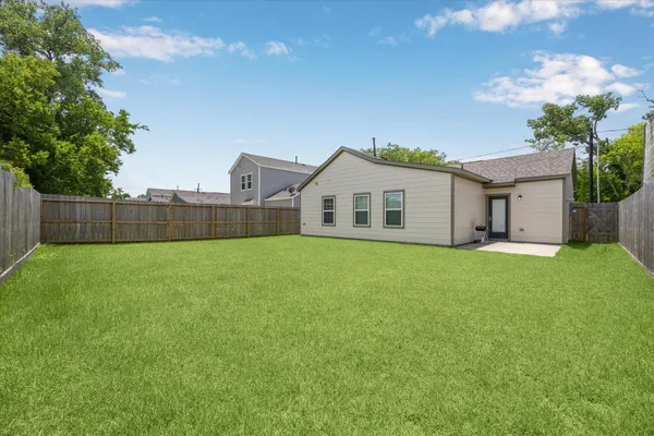 $1,900 | 6913 New York Street, Houston, TX 77021