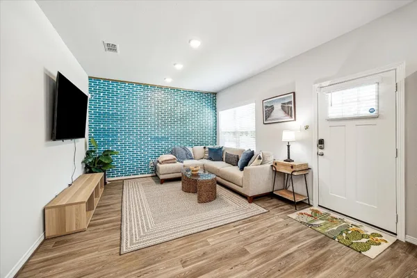 $1,900 | 6913 New York Street, Houston, TX 77021