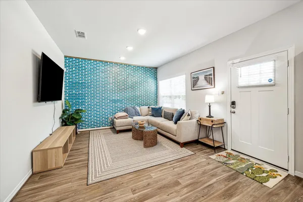 $1,900 | 6913 New York Street, Houston, TX 77021