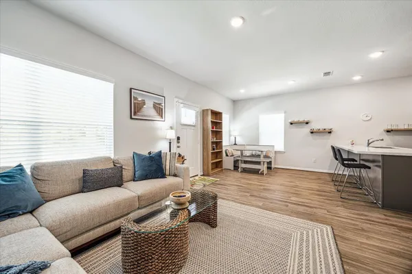 $1,900 | 6913 New York Street, Houston, TX 77021