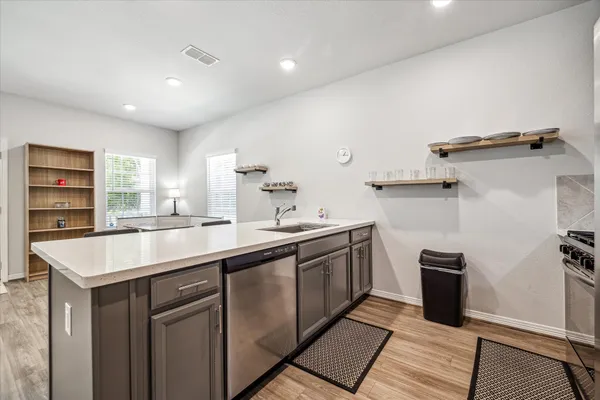 $1,900 | 6913 New York Street, Houston, TX 77021