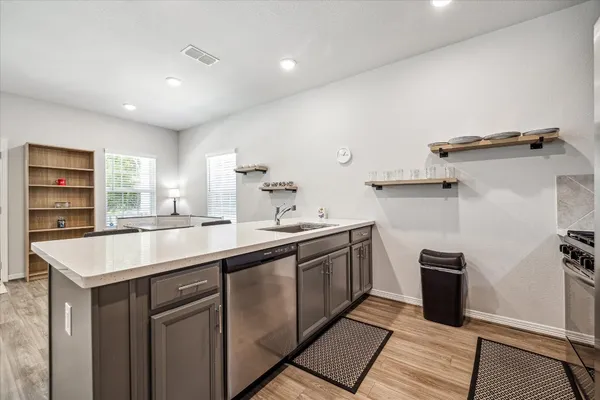 $1,900 | 6913 New York Street, Houston, TX 77021