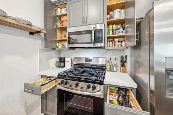 $1,900 | 6913 New York Street, Houston, TX 77021