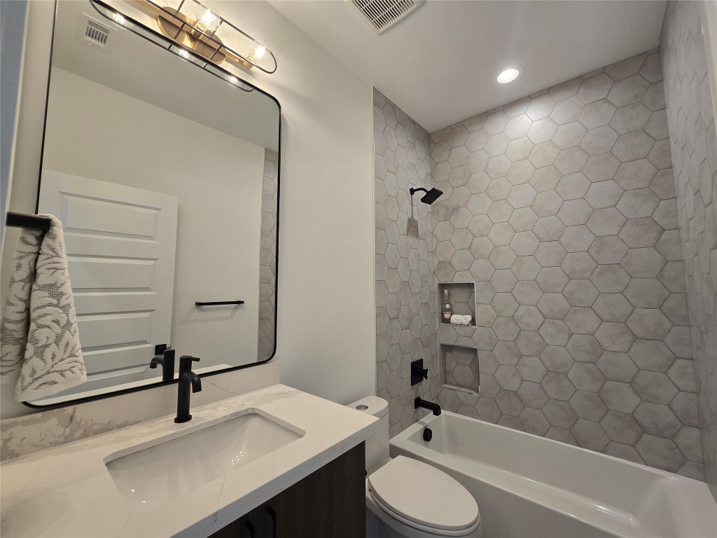 5301 Grover Avenue Austin, TX 78756 - Photo 28 of 40 Secondary bath for the other bedrooms. Built in soap niches in the tub area.