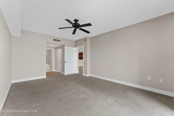 a view of empty room with a ceiling fan