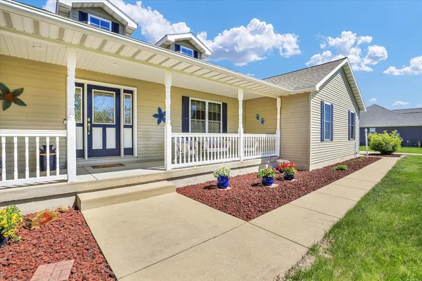 $395,500 | 44 East Hillcrest Drive, Tuscola, IL 61953