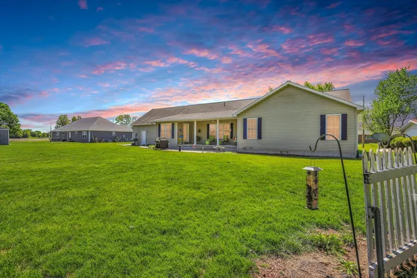 $395,500 | 44 East Hillcrest Drive, Tuscola, IL 61953