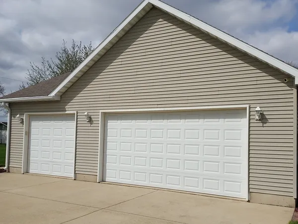 $395,500 | 44 East Hillcrest Drive, Tuscola, IL 61953