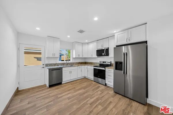 $4,100 | 17623 Burbank Boulevard, Encino, CA 91316