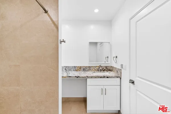 $4,100 | 17623 Burbank Boulevard, Encino, CA 91316