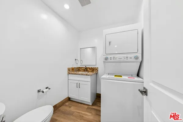 $4,100 | 17623 Burbank Boulevard, Encino, CA 91316