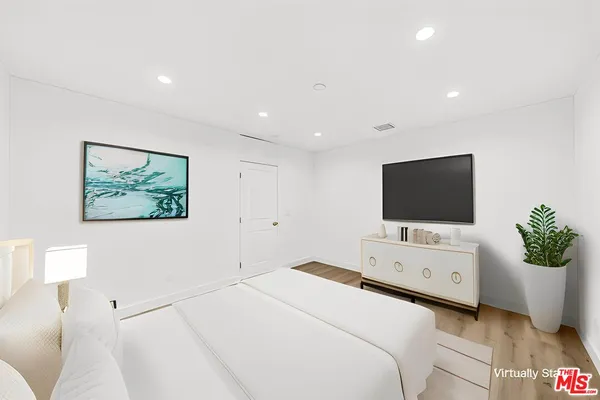 $4,100 | 17623 Burbank Boulevard, Encino, CA 91316