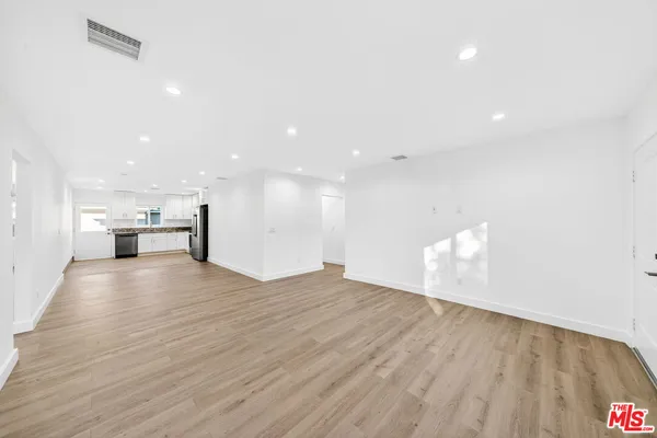 $4,100 | 17623 Burbank Boulevard, Encino, CA 91316