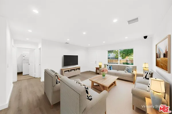 $4,100 | 17623 Burbank Boulevard, Encino, CA 91316