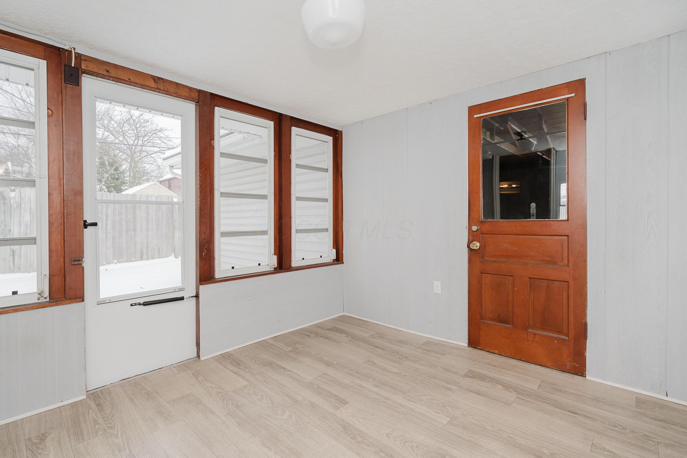 4422 Zeller Road Columbus, OH 43214 - Photo 17 of 45 Versatile breezeway to use as your 3-season room
