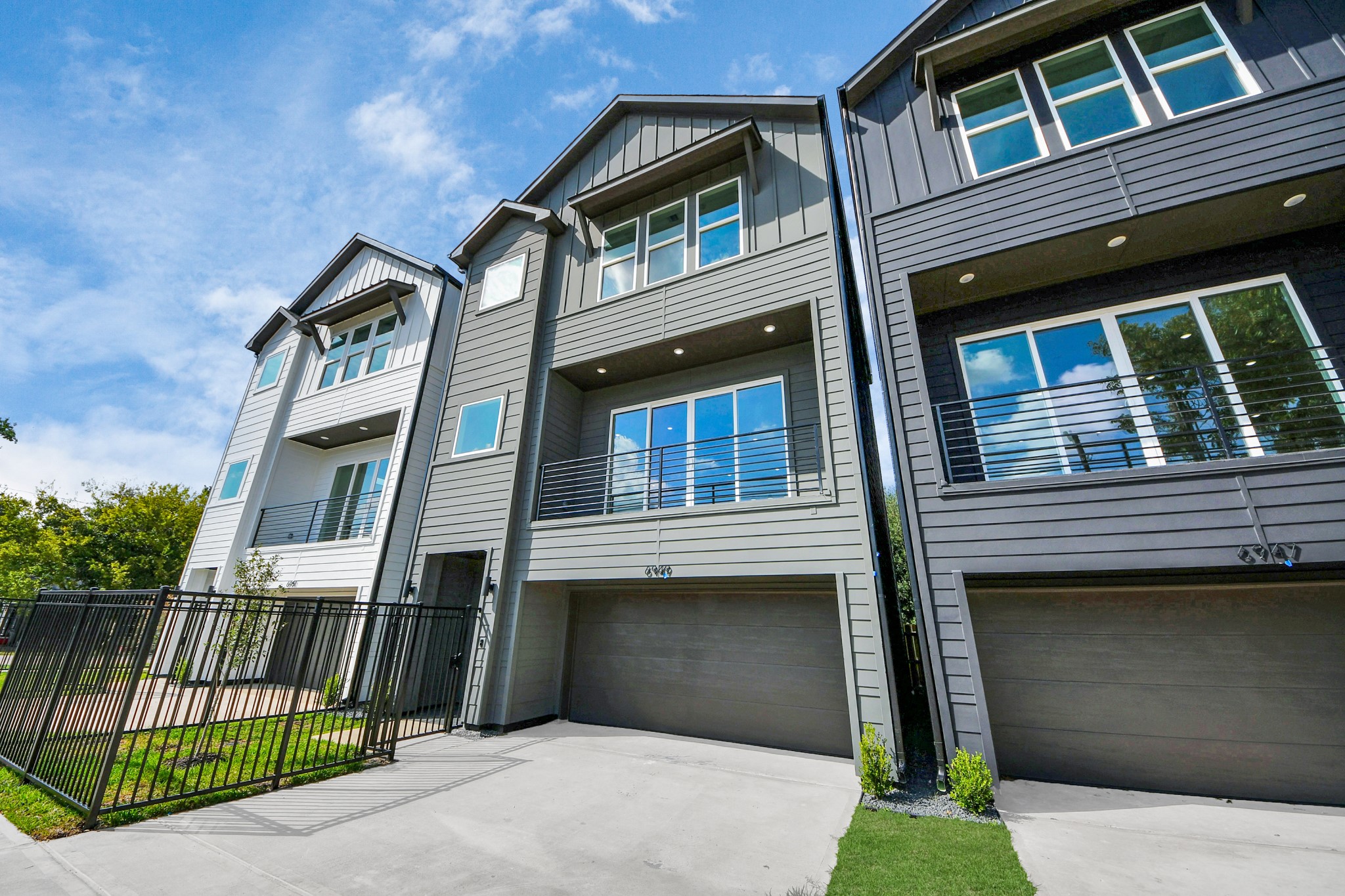 6949 Foster Street Houston, TX 77021 - Photo 2 of 40 a front view of a house with a porch