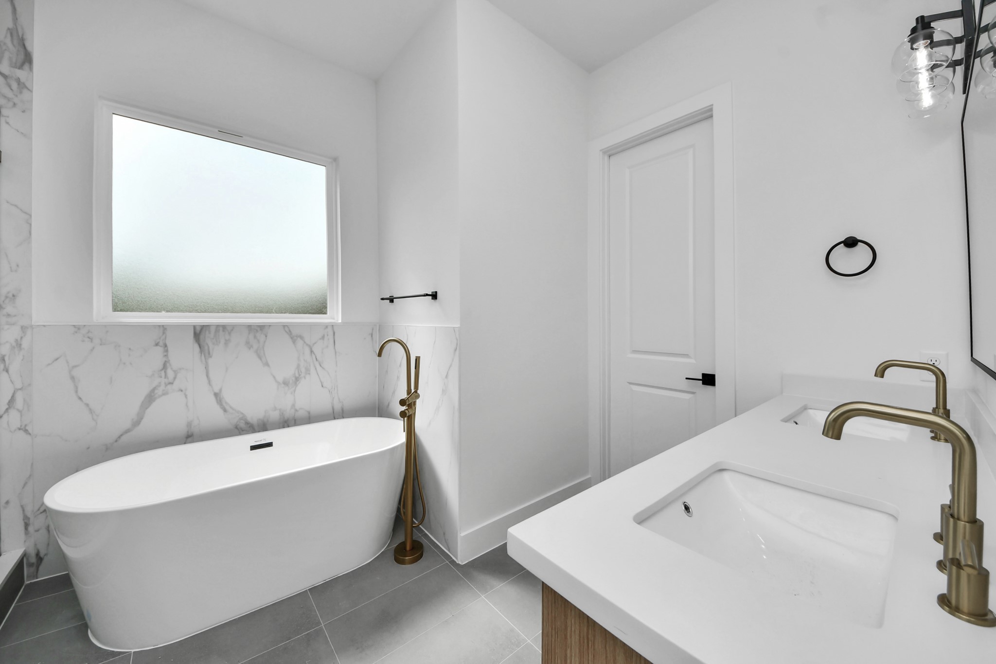 6949 Foster Street Houston, TX 77021 - Photo 29 of 40 a bathroom with a sink and a bathtub