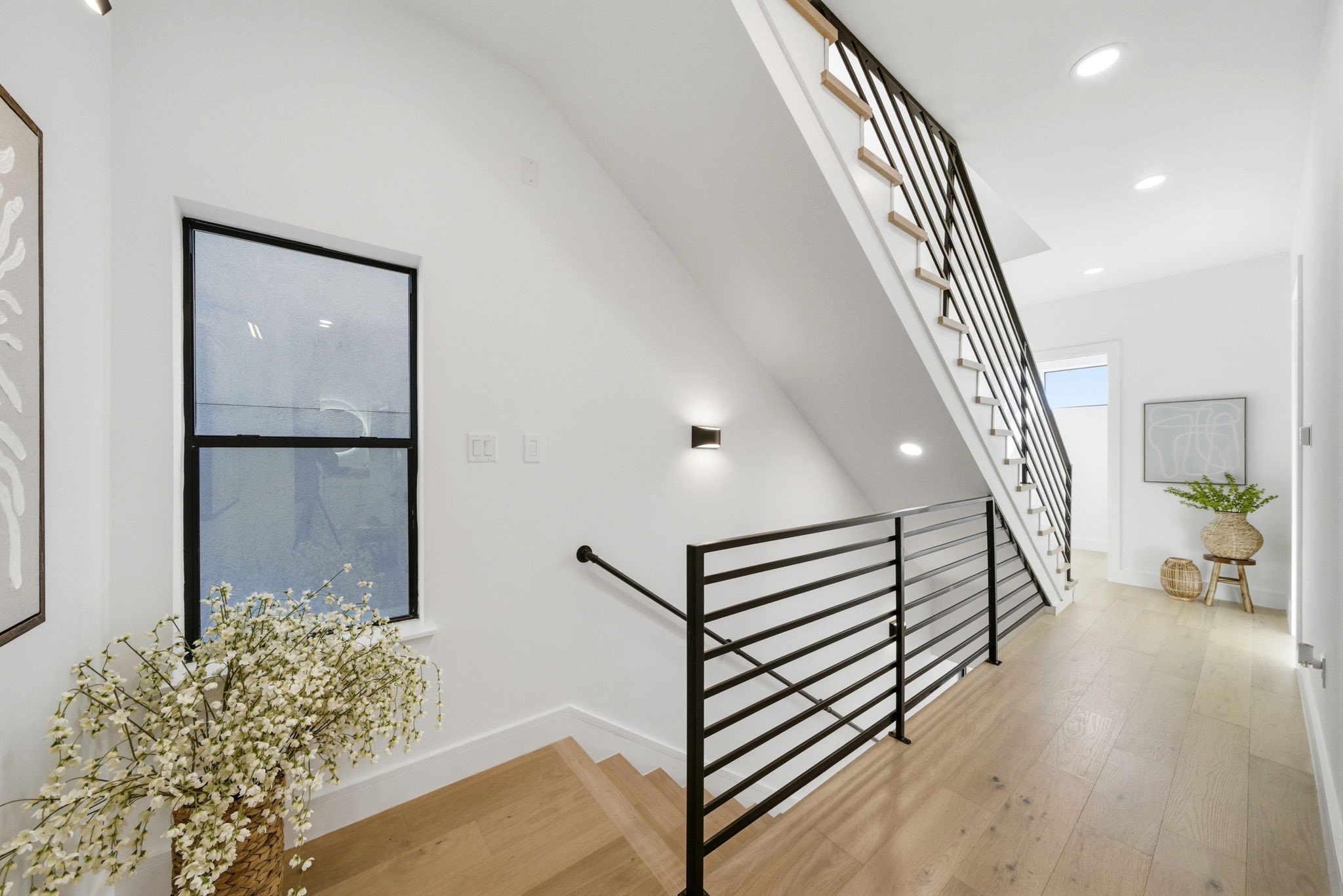 809 Memorial Heights Drive Houston, TX 77007 - Photo 19 of 40 a view of entryway with wooden floor
