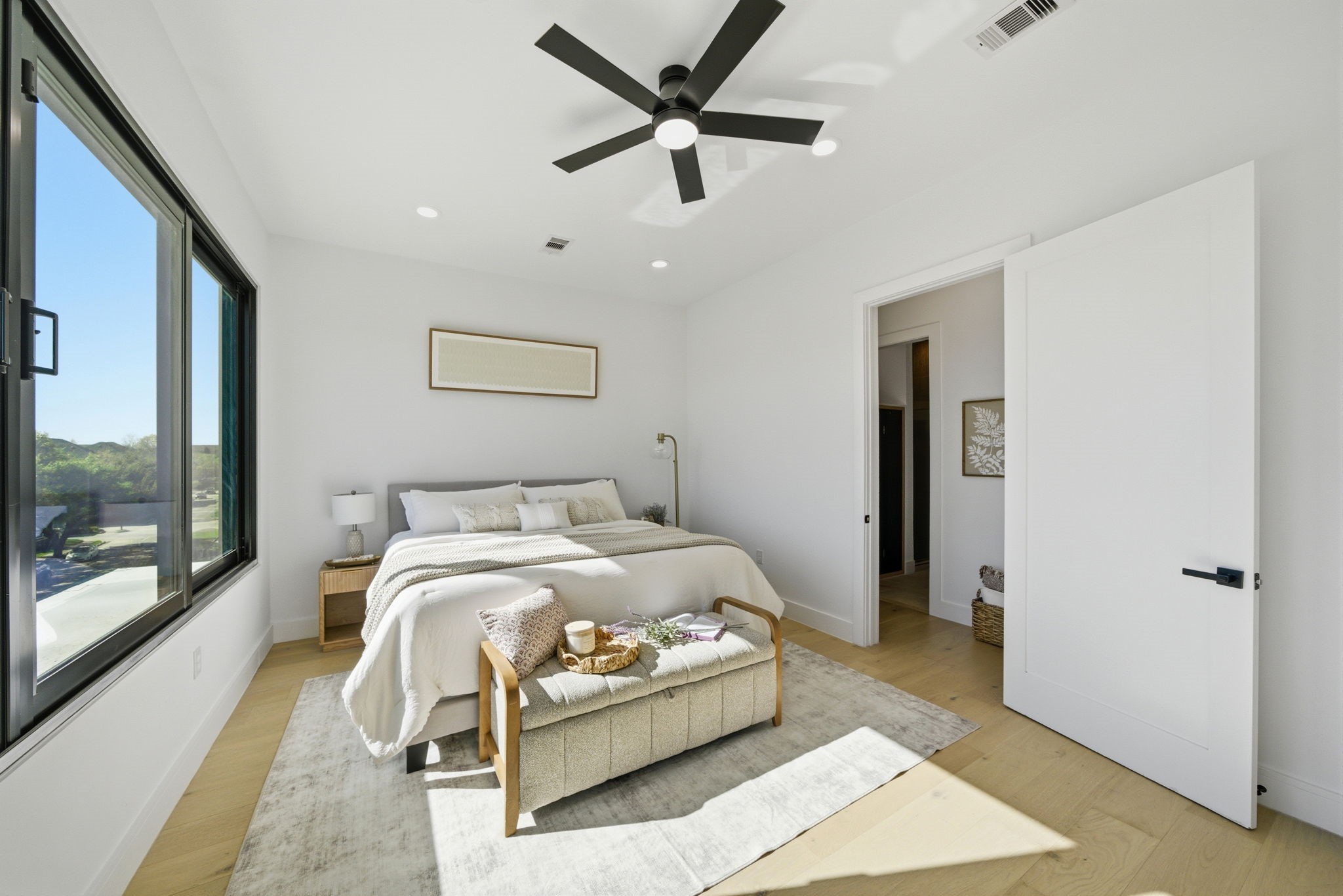 809 Memorial Heights Drive Houston, TX 77007 - Photo 20 of 40 a bedroom with a bed and a large window