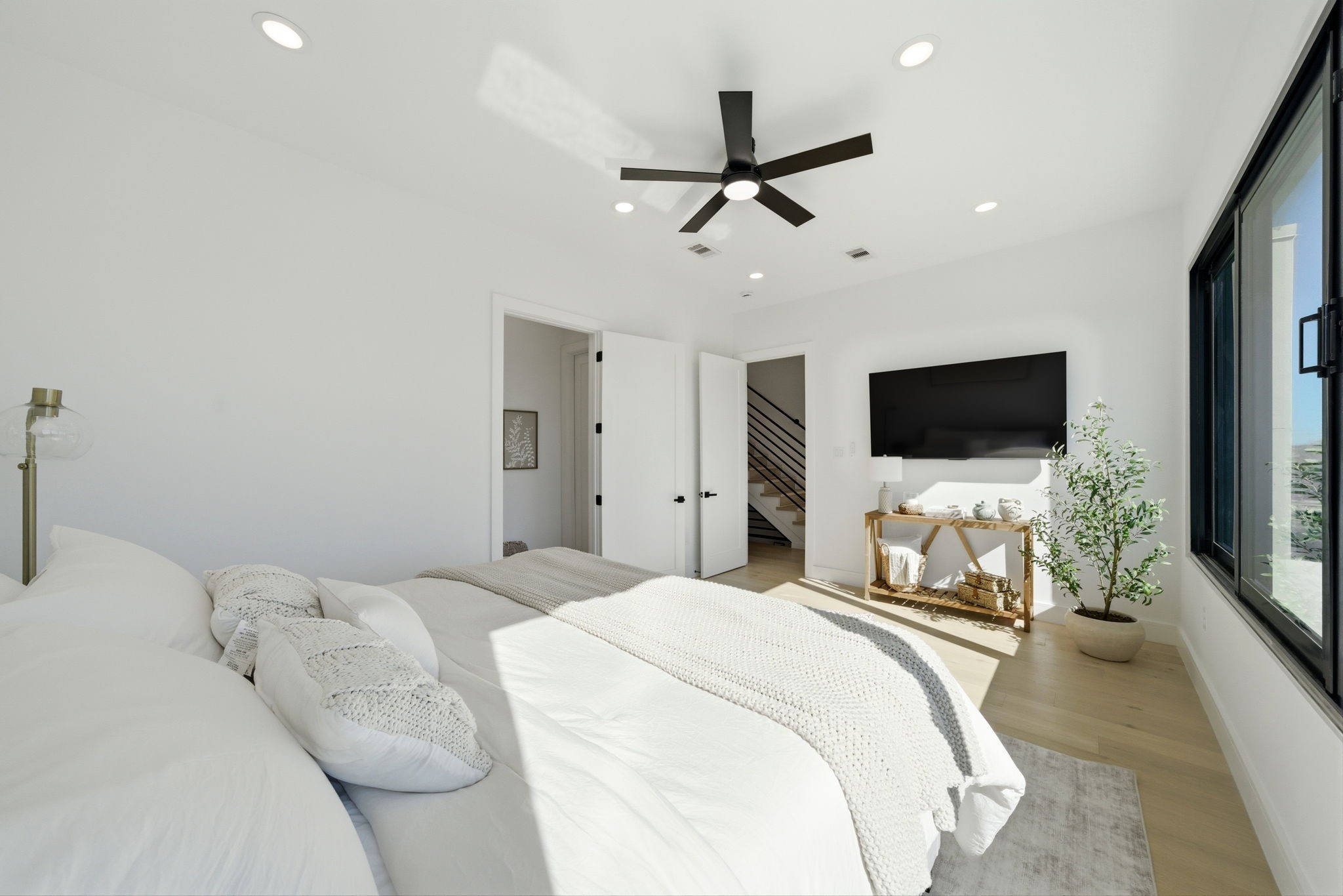 809 Memorial Heights Drive Houston, TX 77007 - Photo 22 of 40 a bedroom with a bed tv and a flat screen tv