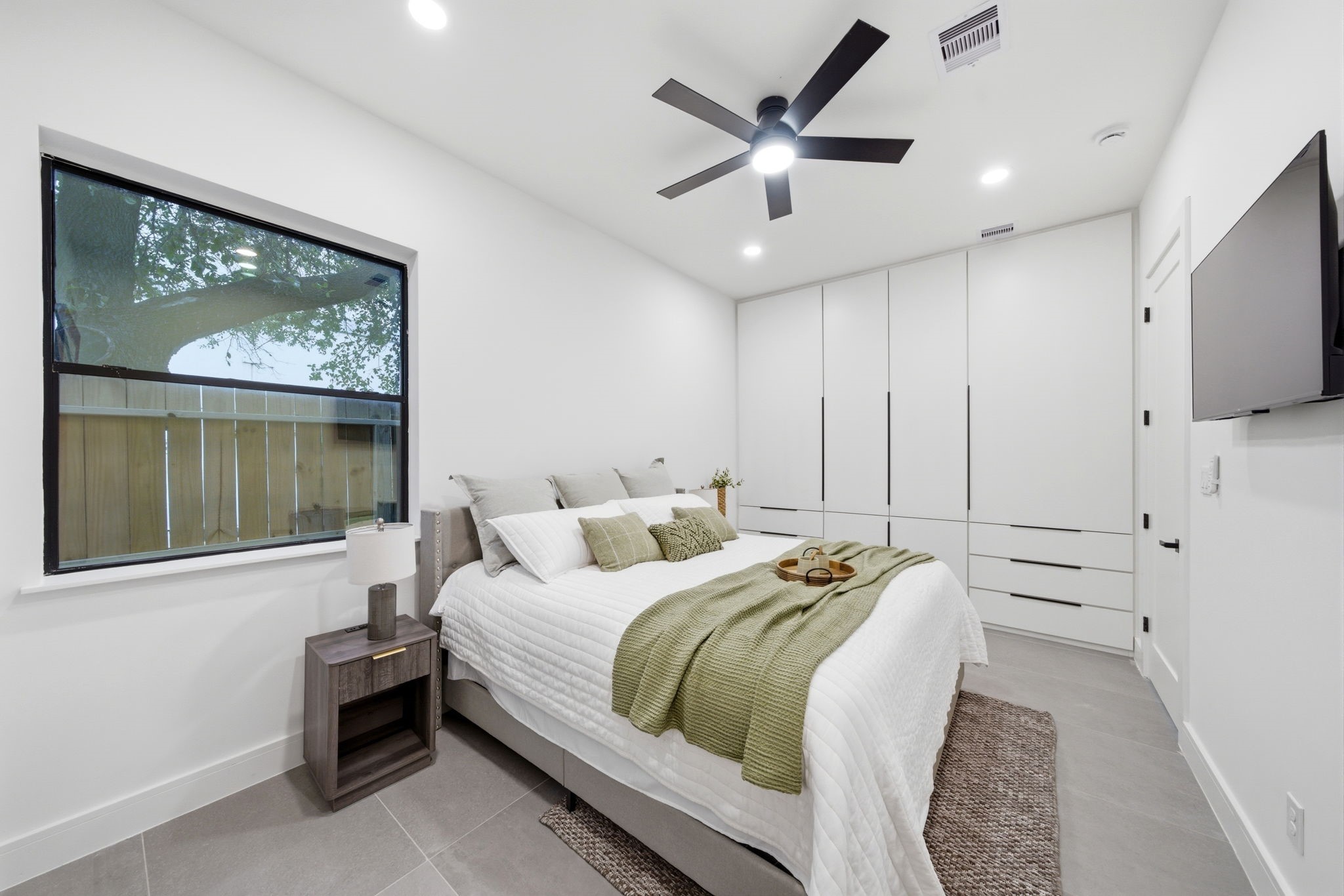 809 Memorial Heights Drive Houston, TX 77007 - Photo 28 of 40 a bedroom with a bed and a flat screen tv