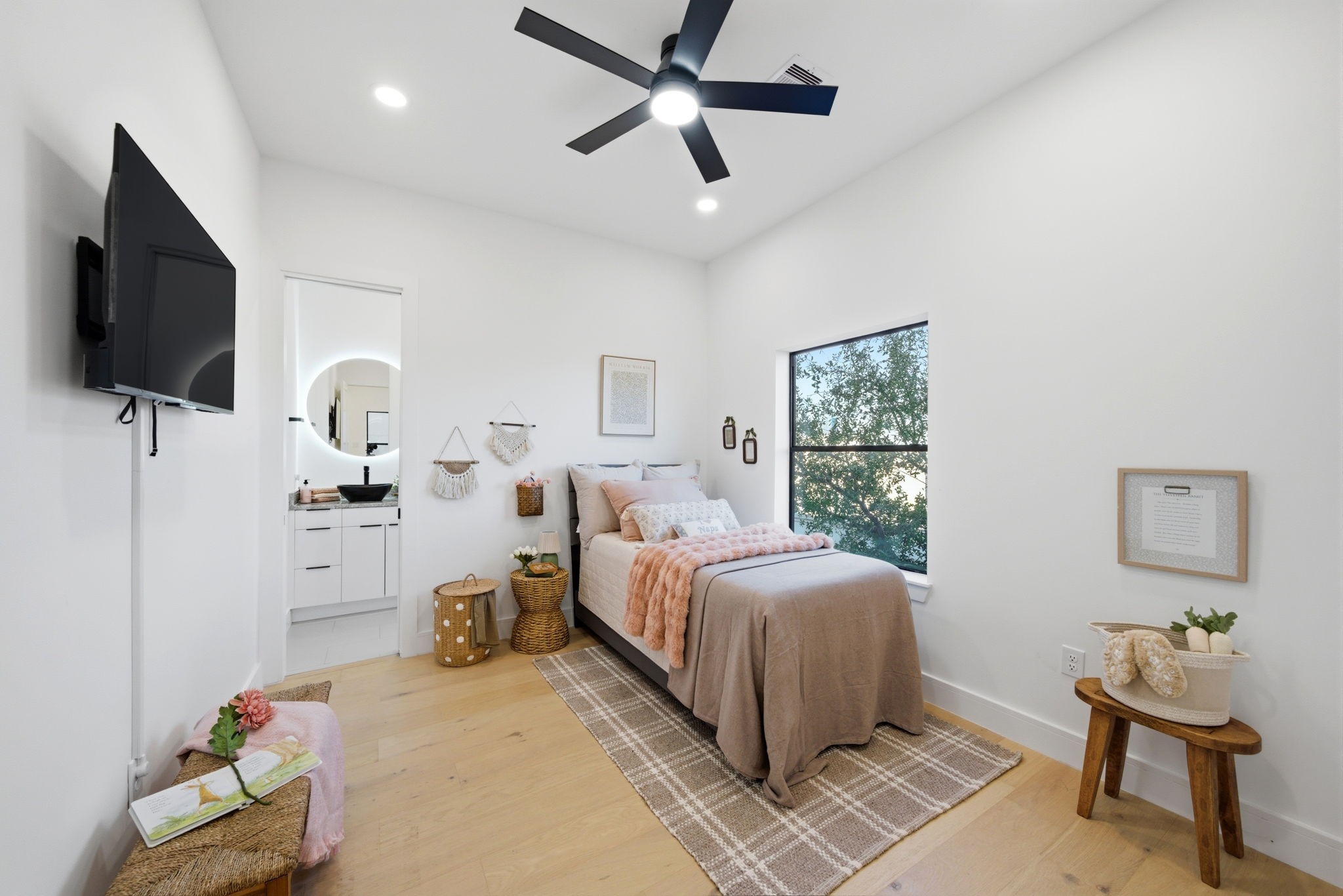 809 Memorial Heights Drive Houston, TX 77007 - Photo 29 of 40 a bedroom with a bed and a flat screen tv