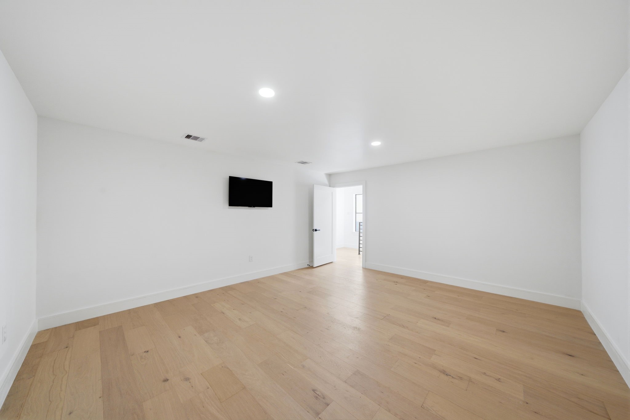 809 Memorial Heights Drive Houston, TX 77007 - Photo 30 of 40 a view of an empty room