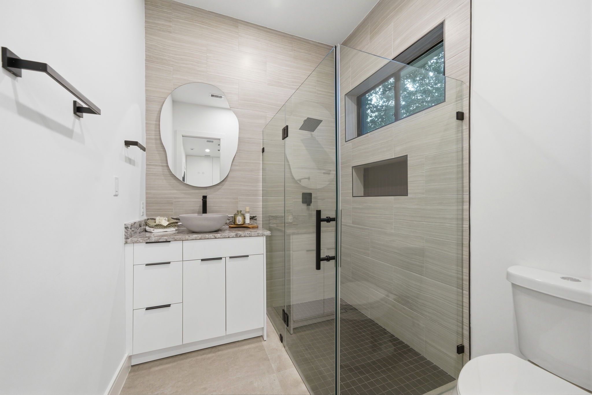 809 Memorial Heights Drive Houston, TX 77007 - Photo 31 of 40 a bathroom with a toilet a sink and mirror
