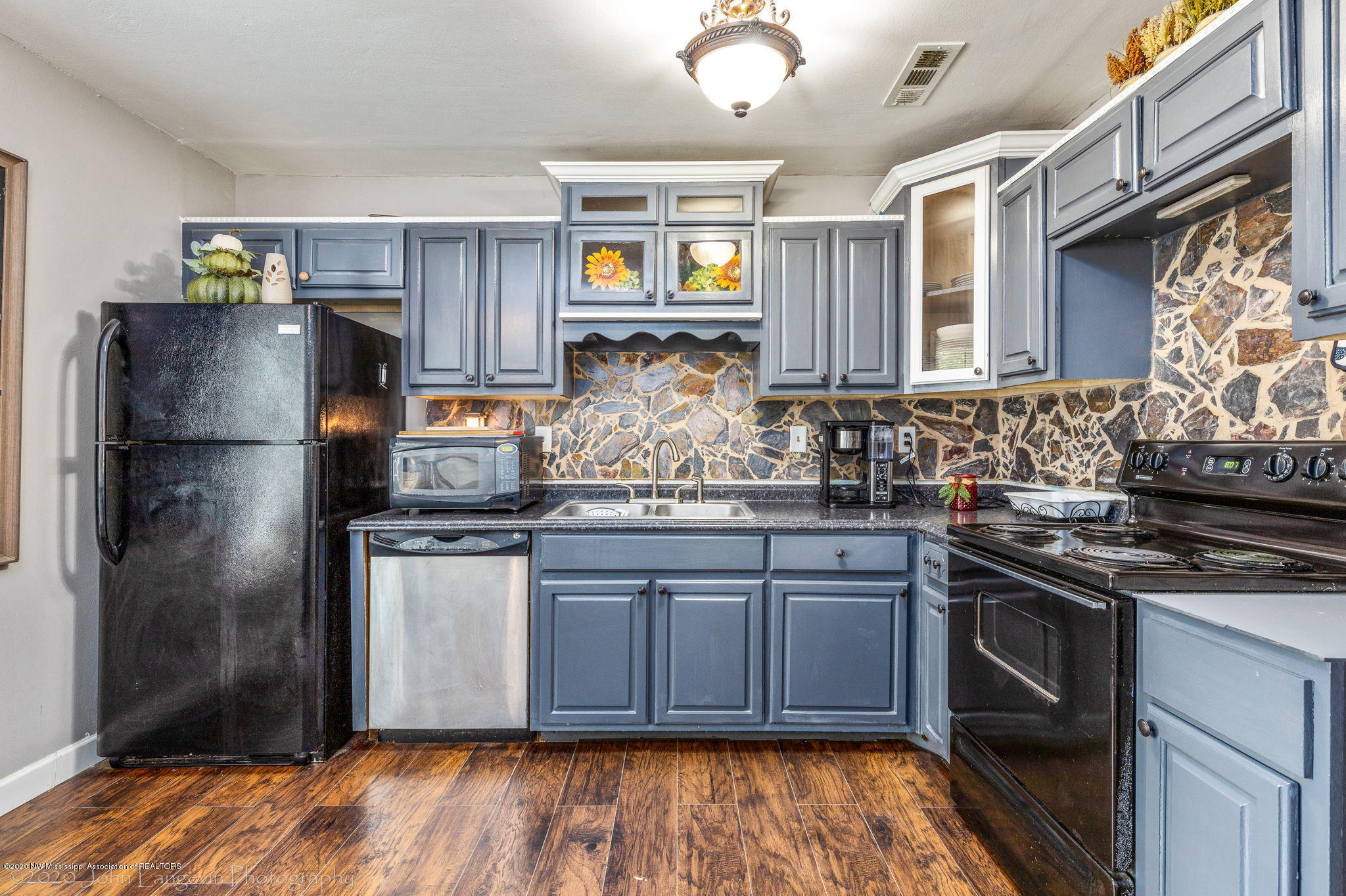 6435 Yorkshire Road Horn Lake, MS 38637 - Photo 8 of 20 Kitchen Pic 4