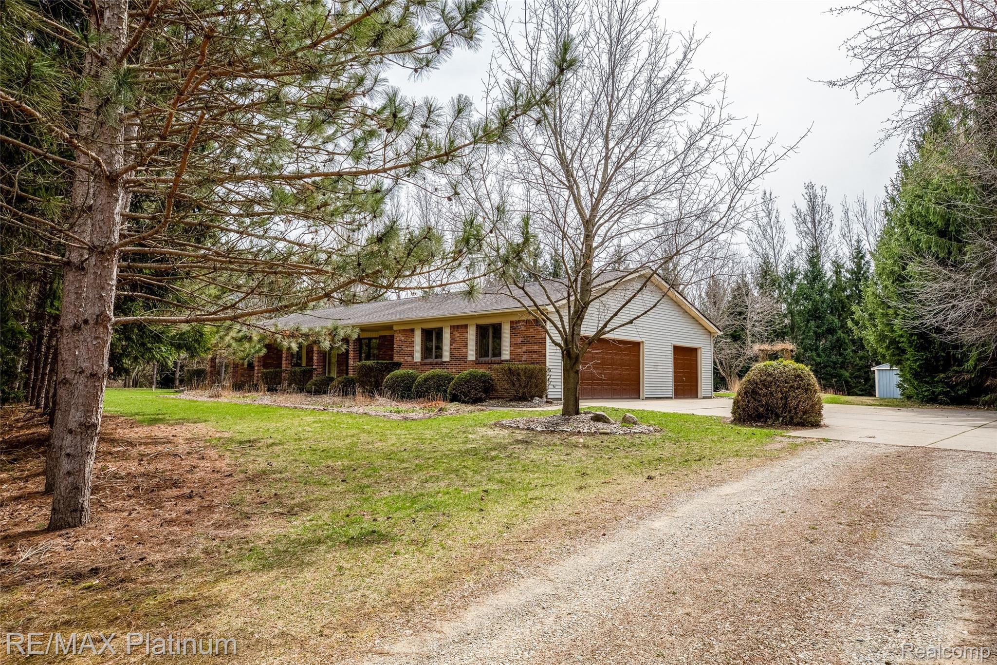 909 Chase Lake Road Howell, MI 48855 - Photo 5 of 37 Check out the privacy!