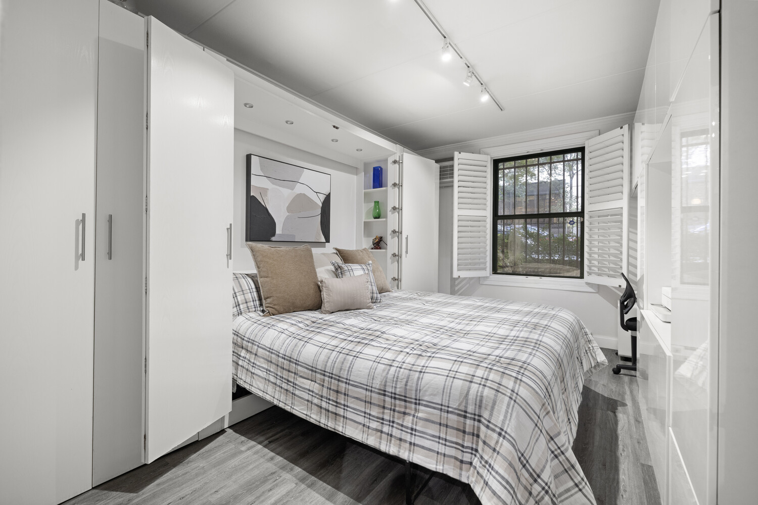 622 Washington Street, Unit GB Manhattan, NY 10014 - Photo 4 of 8 a bedroom with a bed and a window