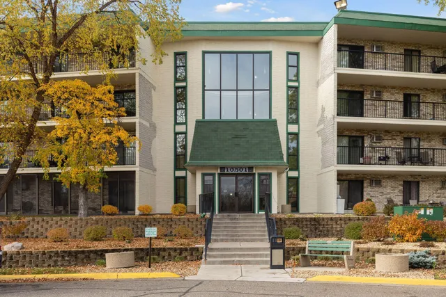 $149,900 | 10501 Cedar Lake Road, Unit 206, Minnetonka, MN 55305