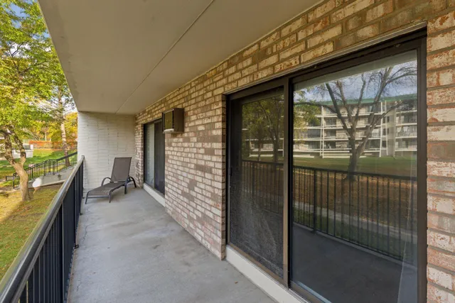 $149,900 | 10501 Cedar Lake Road, Unit 206, Minnetonka, MN 55305