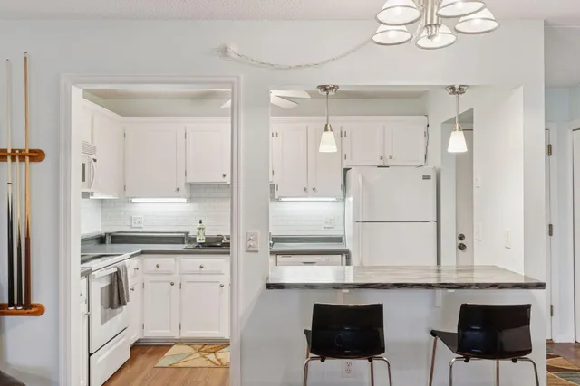 $149,900 | 10501 Cedar Lake Road, Unit 206, Minnetonka, MN 55305