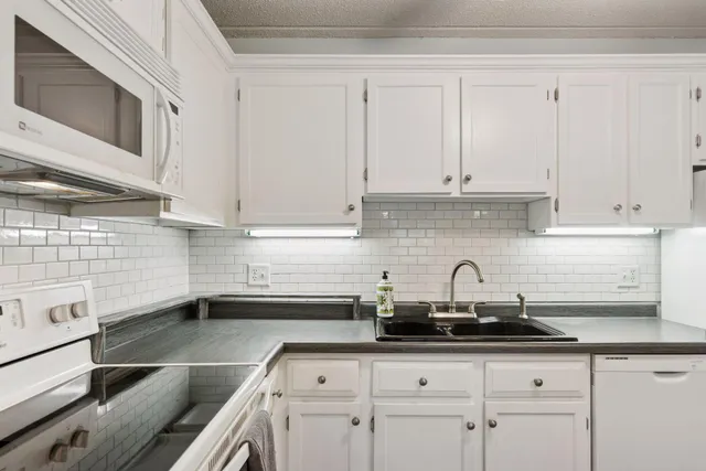 $149,900 | 10501 Cedar Lake Road, Unit 206, Minnetonka, MN 55305