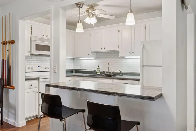 $149,900 | 10501 Cedar Lake Road, Unit 206, Minnetonka, MN 55305